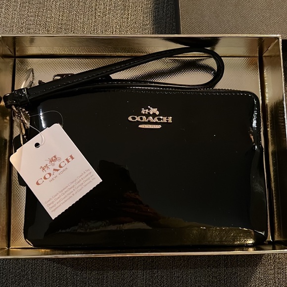 Brand new coach wallet, black patent leather with zipper and wrist strap - Picture 4 of 4
